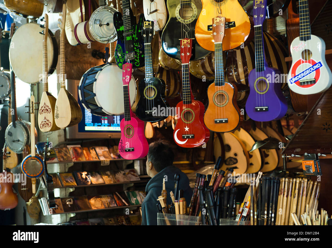 Istanbul (Turquie) : instruments de musique boutique dans le Grand Bazar,  le Sultanahmet Photo Stock - Alamy