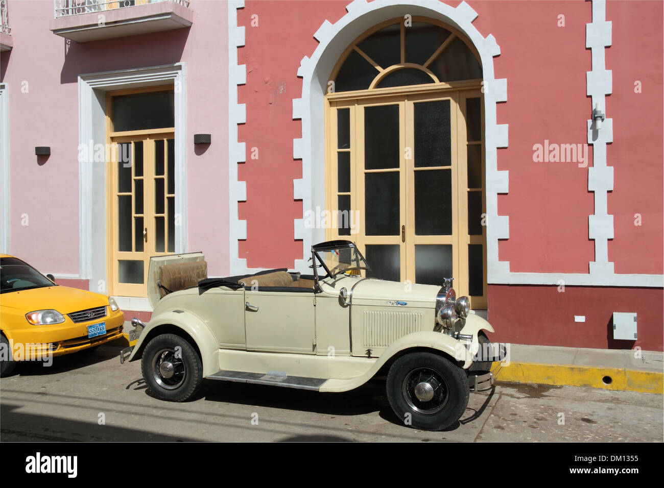 1930 Fiat 514 coupé, Parque Céspedes, Trinidad, la province de Sancti Spiritus, Cuba, mer des Caraïbes, l'Amérique centrale Banque D'Images