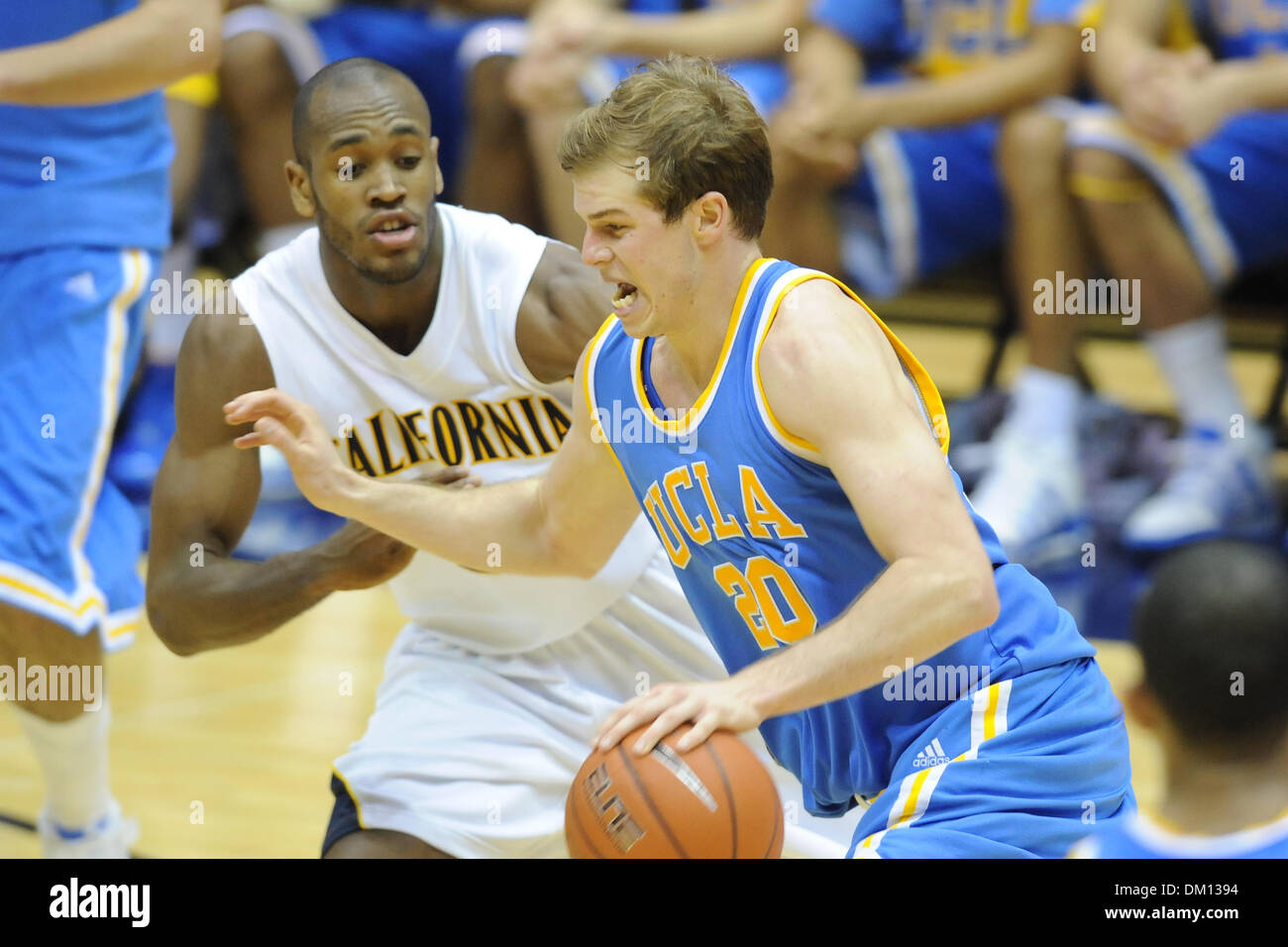 04 janvier 2010 - Berkeley, Californie, États-Unis - 06 janvier 2010 : UCLA SR Guard Michael Roll (20) entraîne la voie pendant le match de basket-ball de NCAA PAC-10 entre l'UCLA Bruins et les ours à Cal Haas Pavilion à Berkeley, Californie. Après avoir mené la majeure partie du jeu, Cal est tombé à UCLA 76-75 en prolongation. (Crédit Image : © Matt Cohen/ZUMApress.com) Southcreek/mondial Banque D'Images