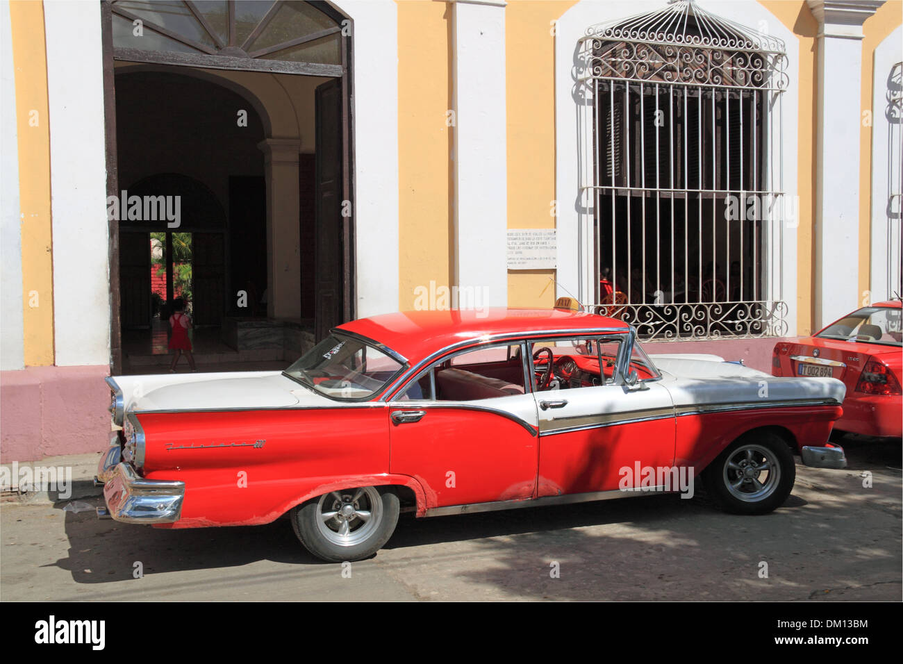 1957 Ford Fairlane 500, Parque Céspedes, Trinidad, la province de Sancti Spiritus, Cuba, mer des Caraïbes, l'Amérique centrale Banque D'Images