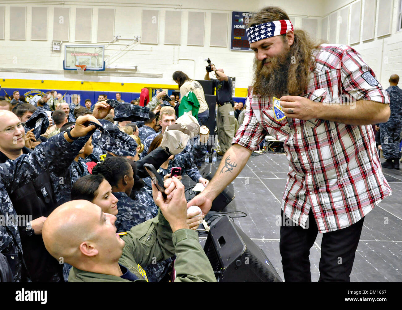 Dynastie des canards de la télé-réalité star Willie Robertson, signe des autographes et pose pour des photos après un usage performance à la base navale américaine de décembre 7, 2013 dans la baie de Souda, la Grèce. La visite de Robertson fait partie de l'assemblée annuelle de l'USO tour pour aider à stimuler le moral des militaires déployés outre-mer. Banque D'Images