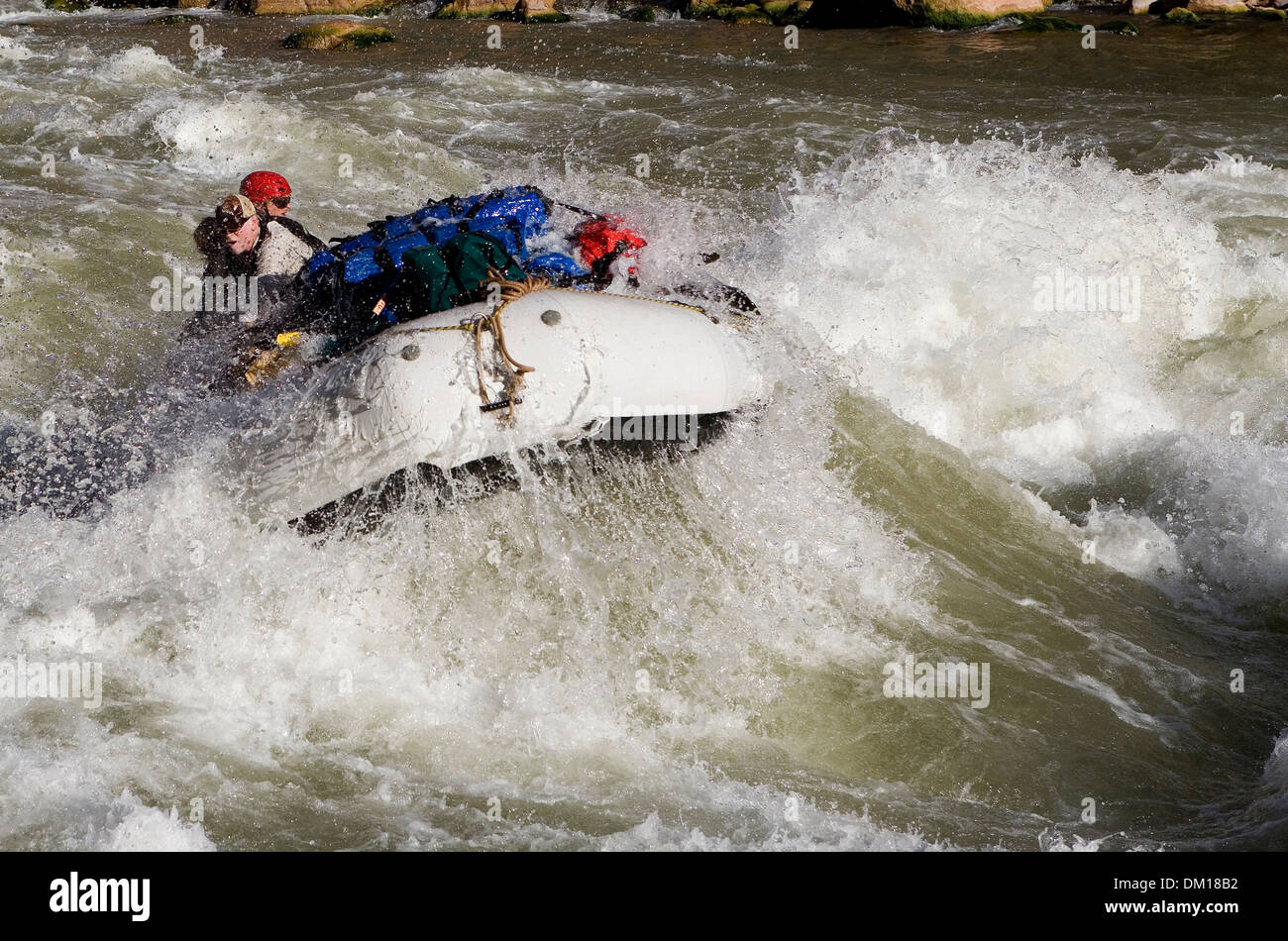 Par Rafting rapids blancs de l'eau dans le Grand Canyon. Banque D'Images