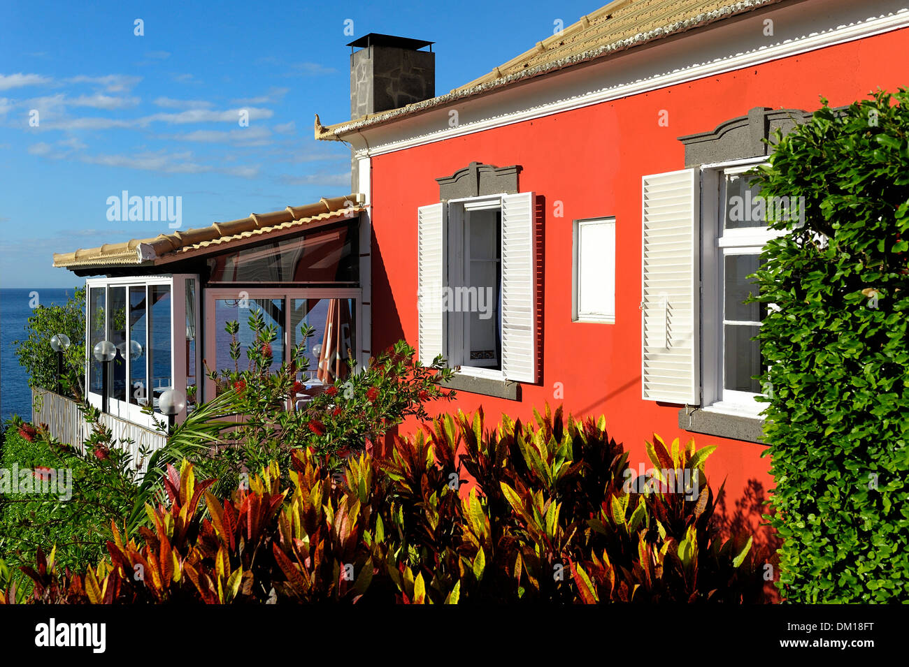 Funchal Madère. Maison traditionnelle avec jardin plein de feuillage Banque D'Images