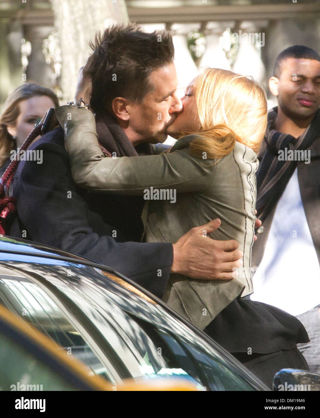 Billy Baldwin et Kaylee Reporter sur film kiss jeu de Gossip Girl sur Upper East Side New York City USA - 10.09.12 Banque D'Images