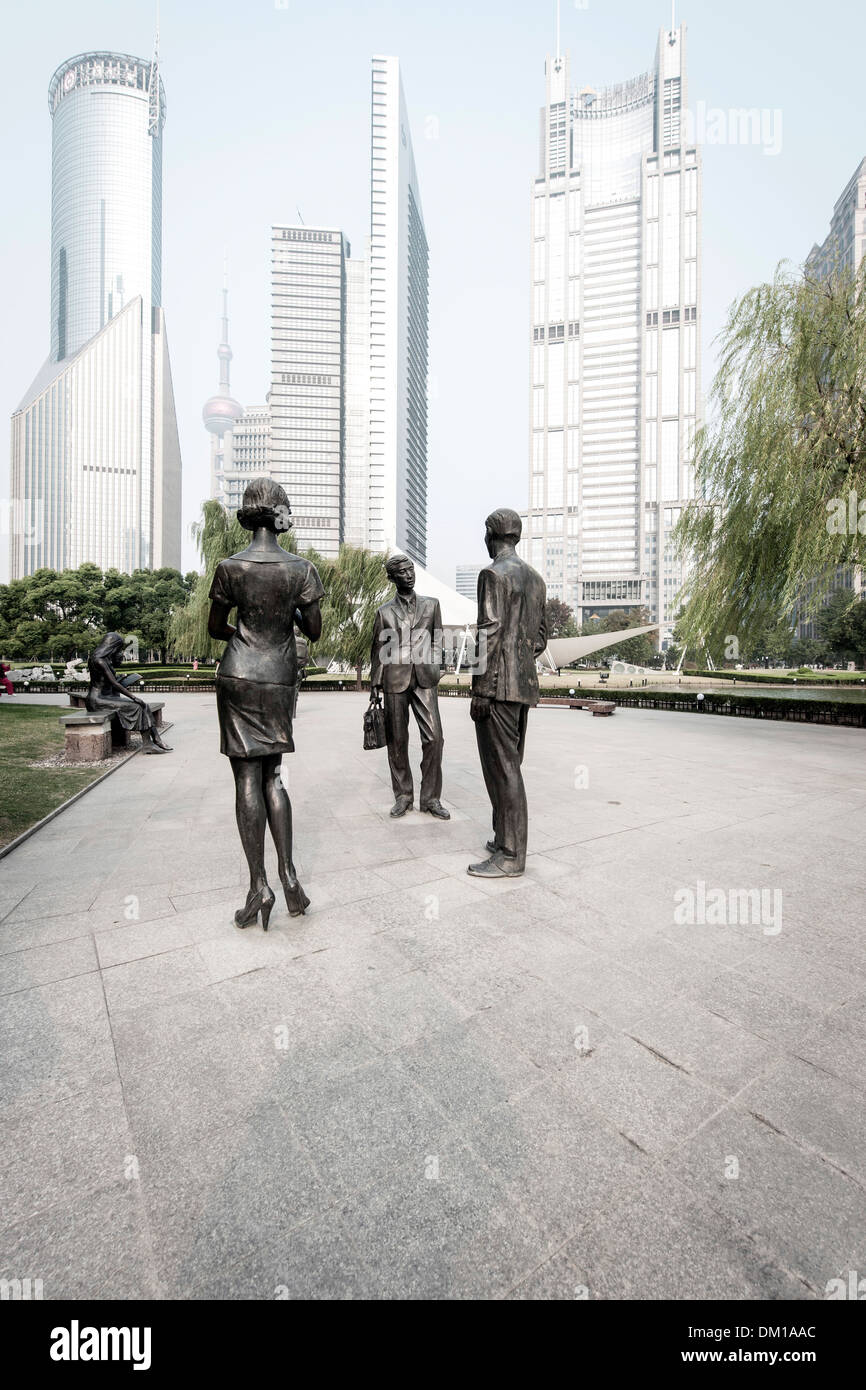 Sculptures et gratte-ciel, Green Park, Lujiazui Pudong Lujiazui,, Shanghai, Chine Banque D'Images