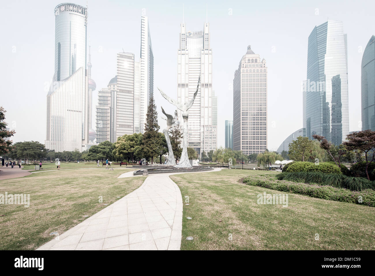 Sculptures et gratte-ciel, Green Park, Lujiazui Pudong Lujiazui,, Shanghai, Chine Banque D'Images