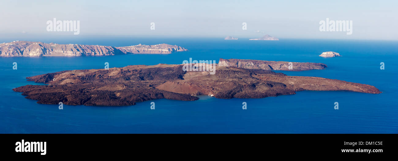 L'île volcanique de Nea Kameni à Santorin Grèce avec des navires devant photographié à partir d'un point de vue élevé Banque D'Images
