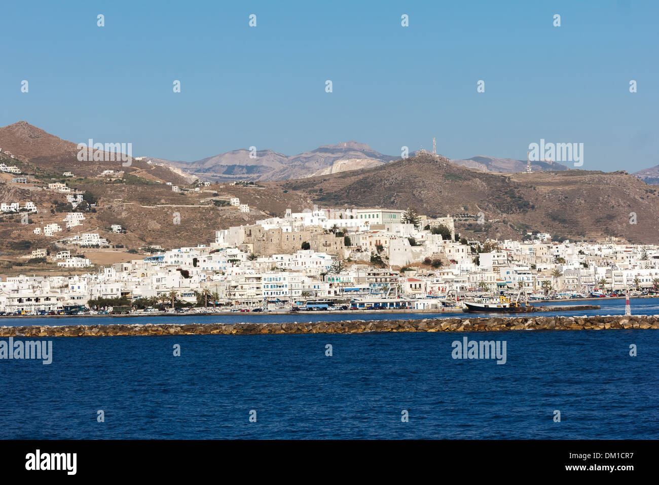 L'île de Naxos en Grèce avec de petits bateaux en face Banque D'Images