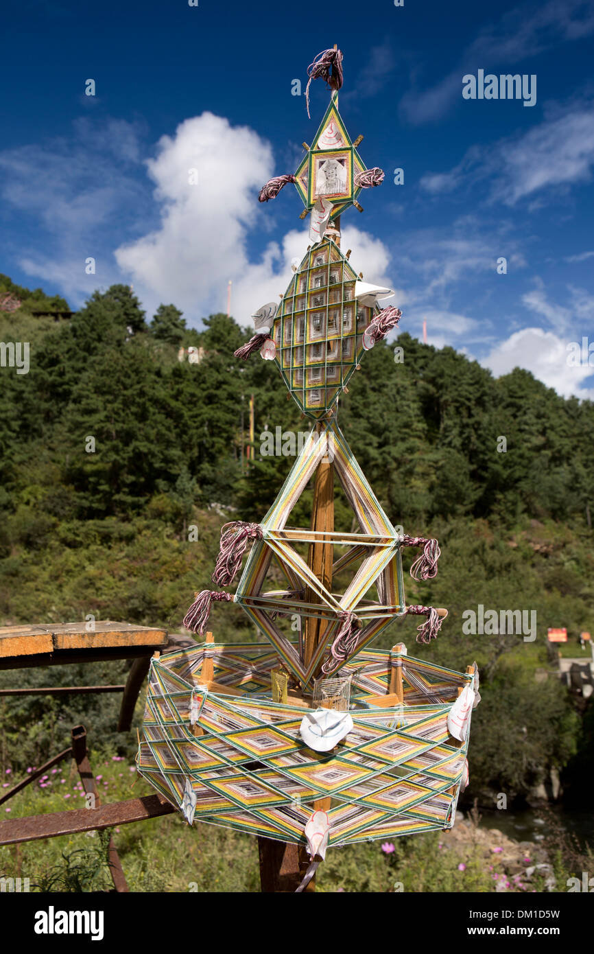 Le Bhoutan, la vallée de Bumthang, Jakar, dzoe bhoutanais traditionnel pont sur spirit catcher Banque D'Images