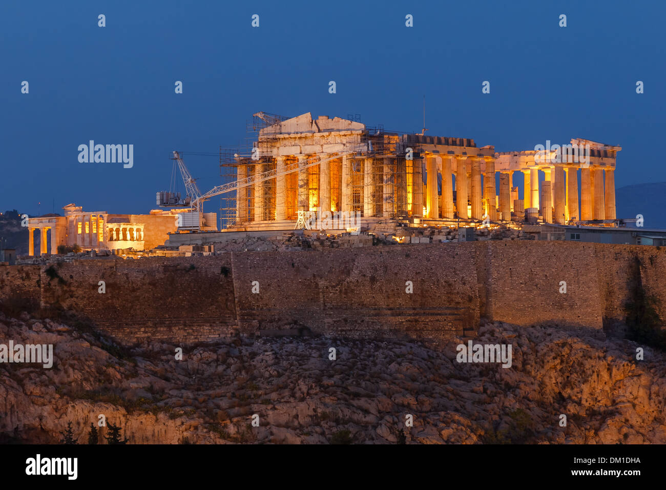 La construction du Parthénon à la colline de l'Acropole à Athènes, Grèce tourné en heure bleue Banque D'Images