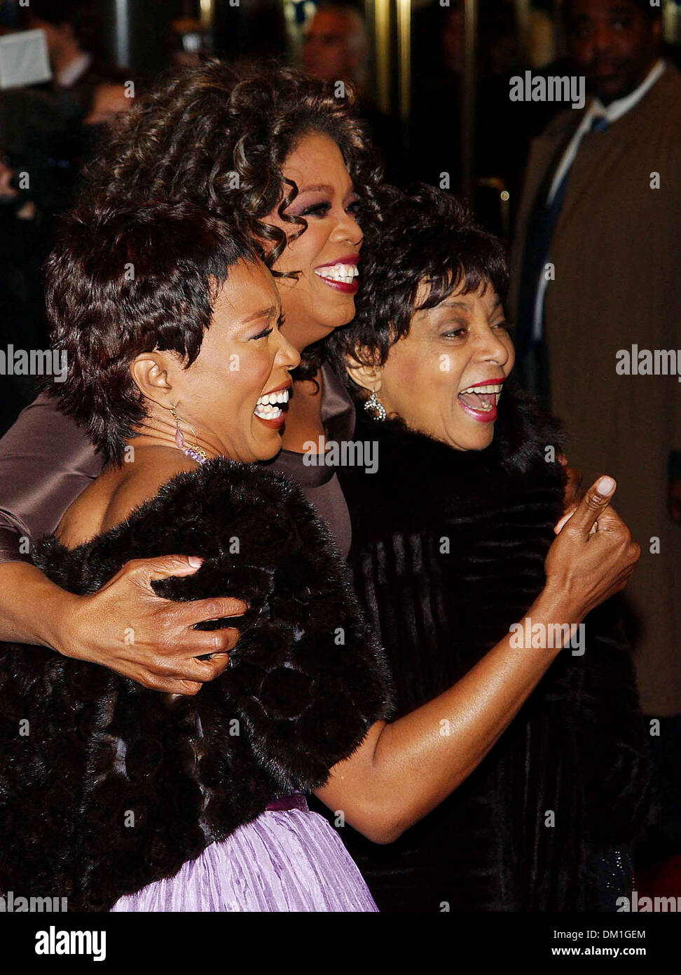 23 avril 2002 - New York, NEW YORK - K46110AR.SOIRÉE D'OUVERTURE DE '' '' LA COULEUR MAUVE À L'Théâtre de Broadway , NEW YORK New York12-01-2005. OPRAH WINFREY- RENAULT ANDREA Angela Bassett(Image Crédit : © Globe Photos/ZUMAPRESS.com) Banque D'Images