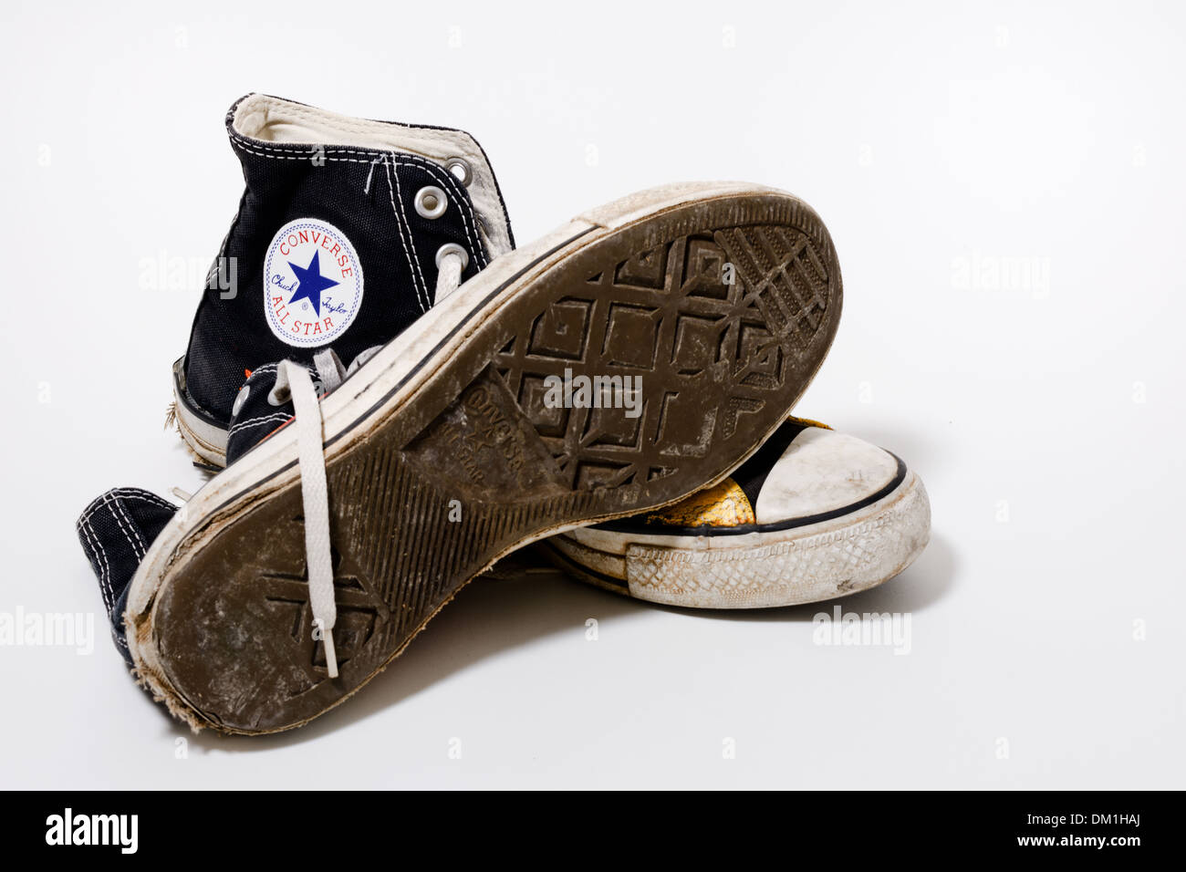Usé et sale chaussures Converse All Star isolé sur fond blanc Banque D'Images