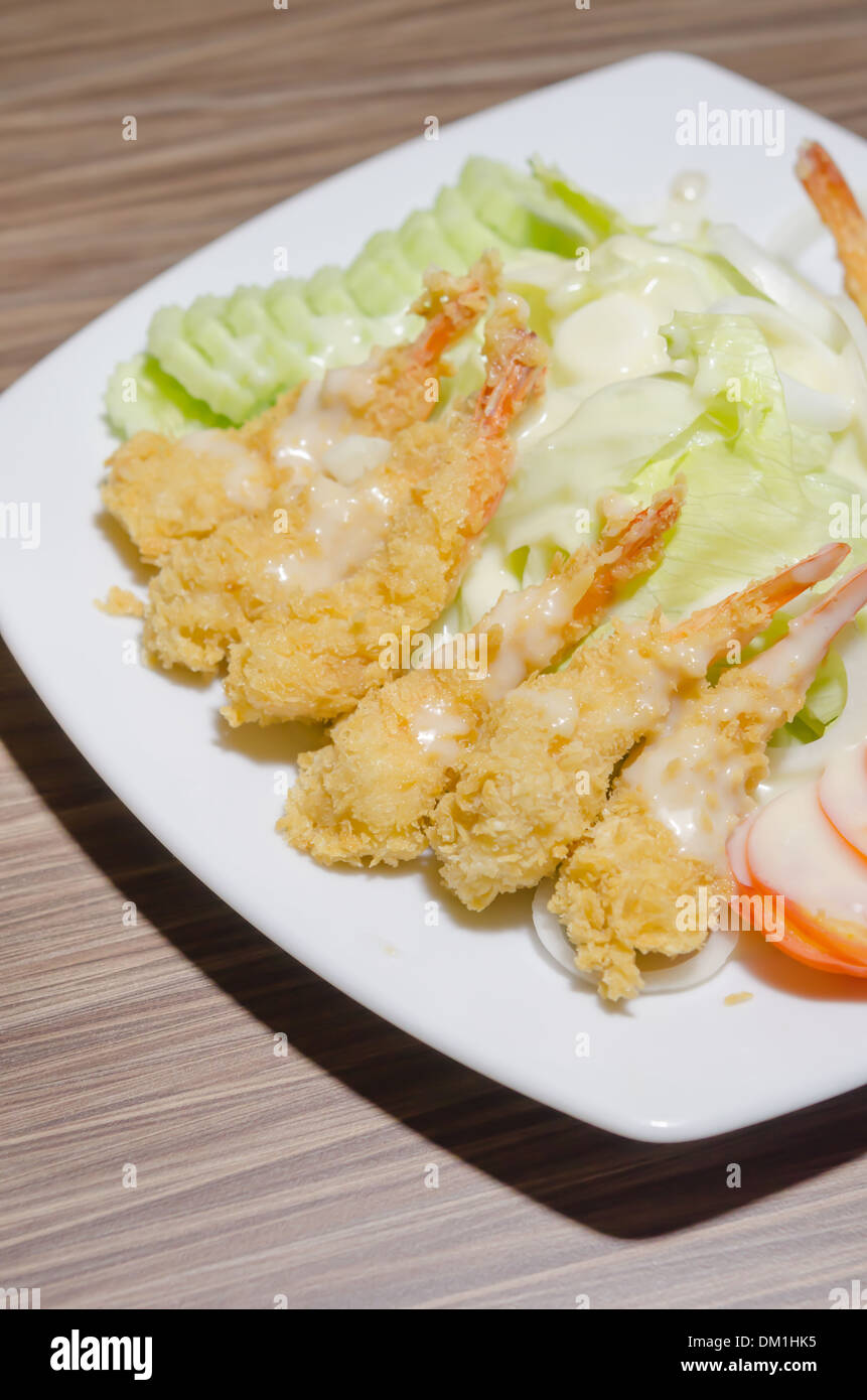 Crevettes frites et salade de légumes frais sur le plat blanc Banque D'Images