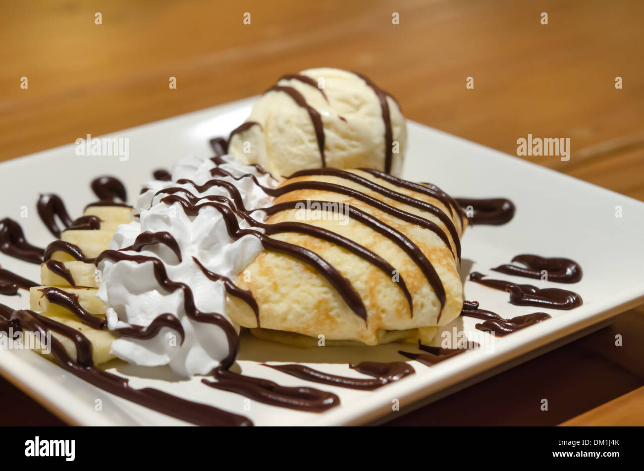 Crêpes à la banane , sauce au chocolat servi avec crème fouettée et crème glacée à la vanille Banque D'Images