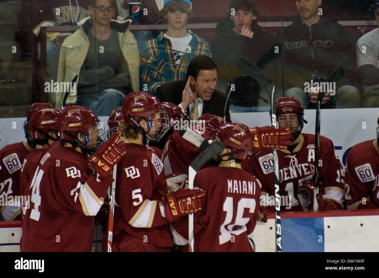 01 janvier 2010 - Denver, Colorado, USA - 01 janvier 2010 : DU Coach George Gwozdecky son équipe donne quelques conseils. Nebraska à Omaha Mavericks vs Denver Pioneers au cours de la Wells Fargo Arena Cup à Magness Denver à Denver, Colorado..Crédit obligatoire : Andrew Fielding / Southcreek Global (Image Crédit : © Andrew Fielding/ZUMApress.com) Southcreek/mondial Banque D'Images