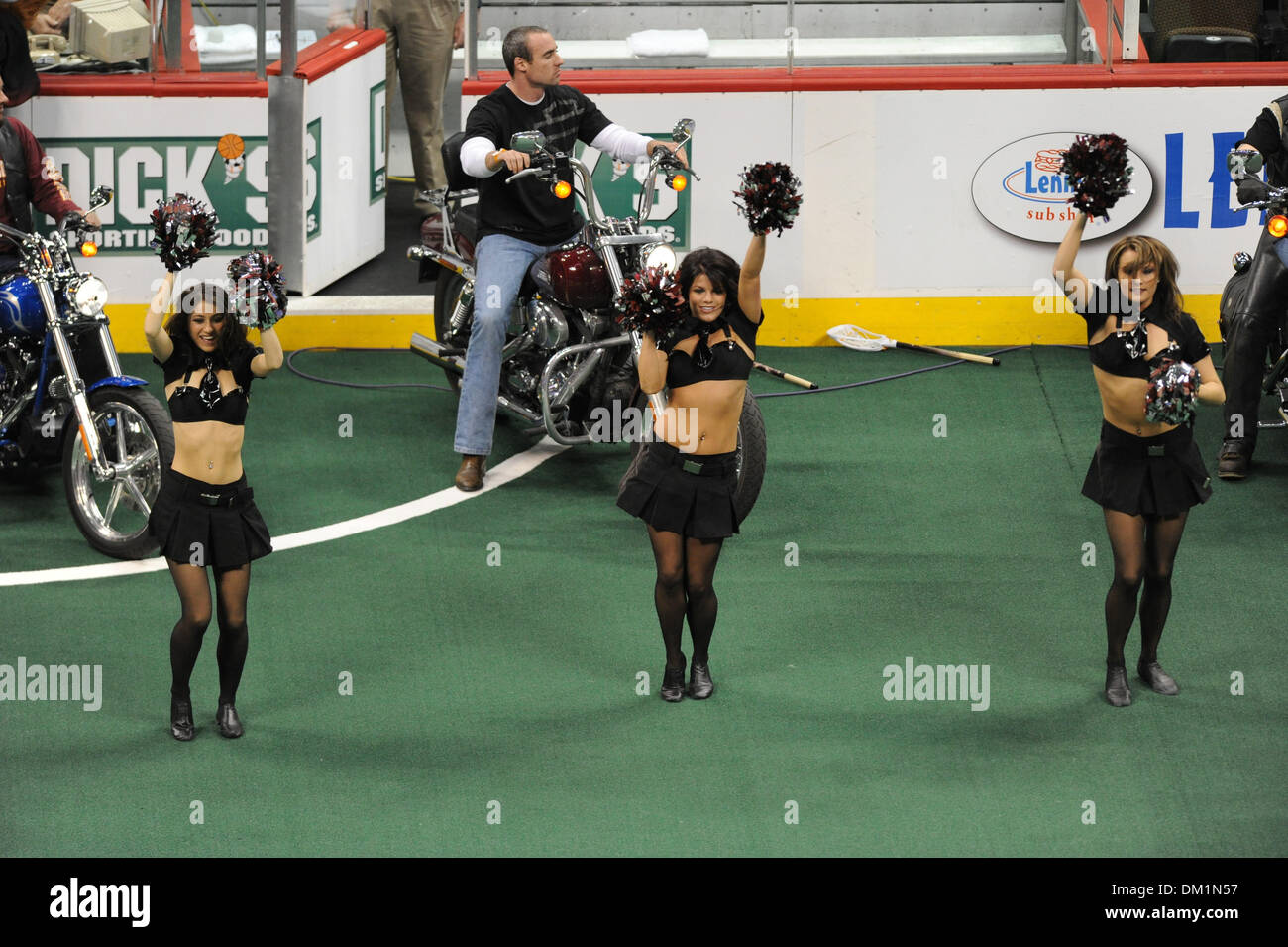 30 janvier 2010 - Denver, Colorado, États-Unis - 30 janvier 2010 : Colorado Mammoth Cheerleaders avant un match de la Ligue nationale de crosse entre les Washington Stealth et Colorado Mammoth joué au Pepsi Center de Denver, Colorado..Crédit obligatoire : Andrew Fielding / Southcreek Global (Image Crédit : © Andrew Fielding/ZUMApress.com) Southcreek/mondial Banque D'Images