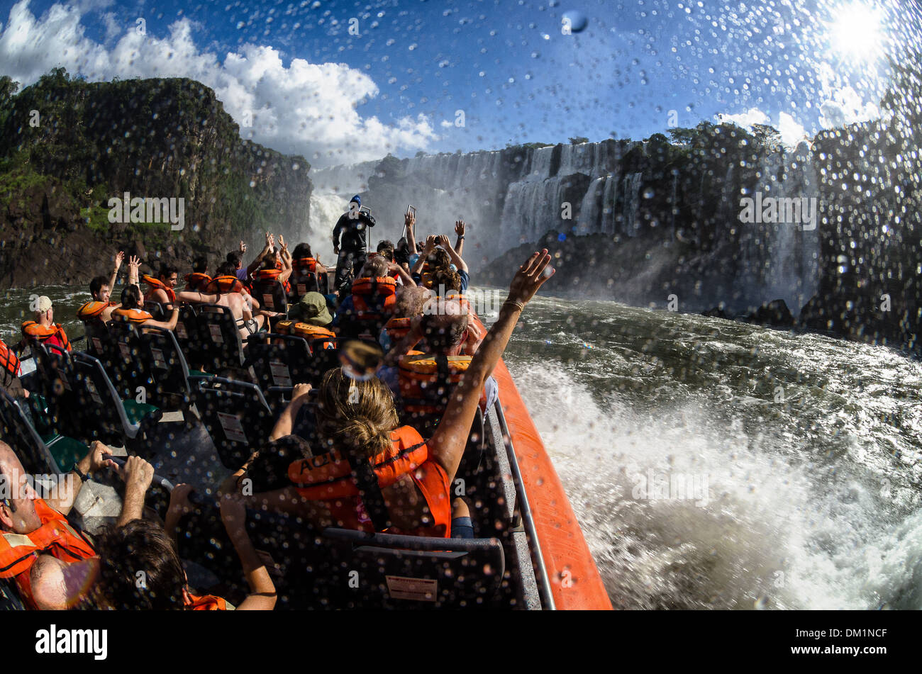 Gros plan d'un oeil à iguazu en Argentine d'un petit bateau de tourisme Banque D'Images