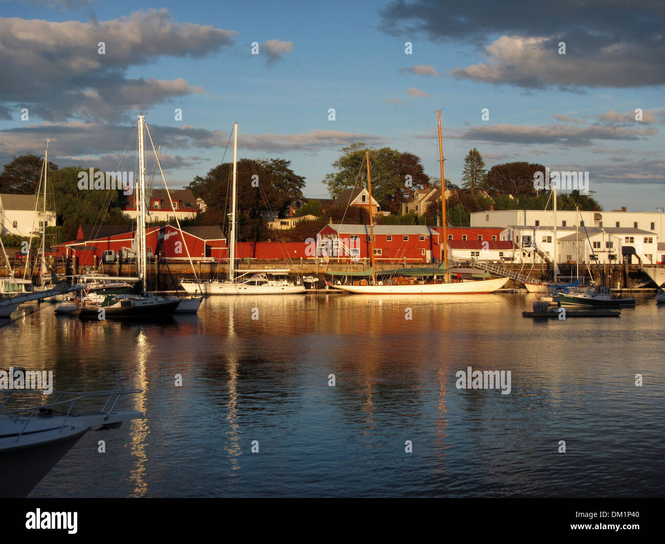 Une marina, Wayfarer Marine, avec des yachts coûteux lié aux côtés à Camden, Maine, USA Banque D'Images