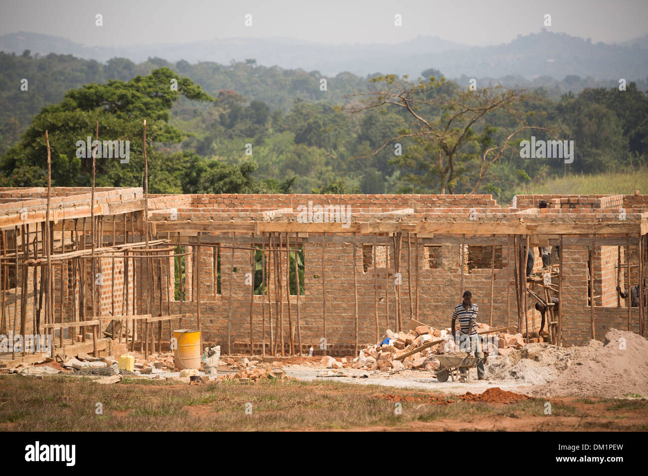 Les travailleurs de la construction La construction d'un nouvel entrepôt à la périphérie de Kampala, Ouganda, Afrique de l'Est. Banque D'Images