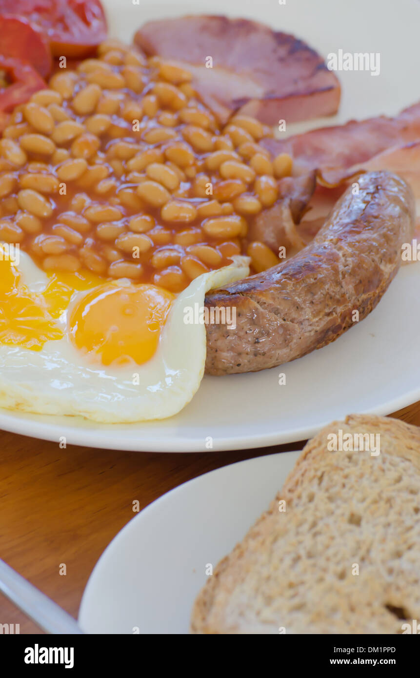 Petit-déjeuner anglais traditionnel - oeuf, haricots , toasts, saucisse et bacon, Banque D'Images