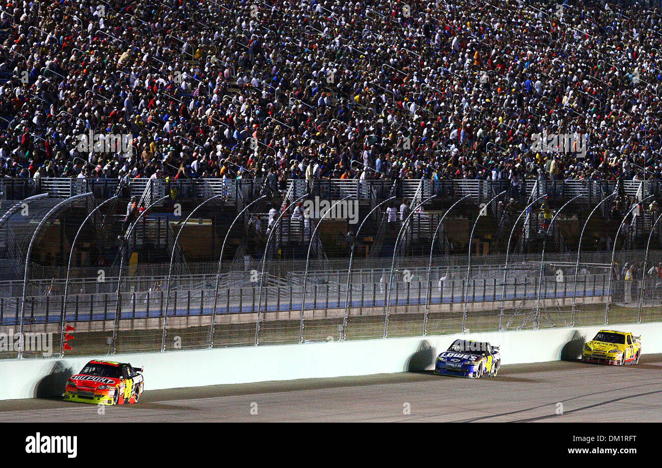 Les pilotes de Sprint Cup # 24 Jeff Gordon, Jimmie Johnson # 48, et Clint Bowyer # 33 Il bataille au cours de la NASCAR Sprint Cup Series Championship Ford 400 à l'Homestead-Miami Speedway à Homestead, FL. (Crédit Image : © Chris Grosser/ZUMApress.com) Southcreek/mondial Banque D'Images