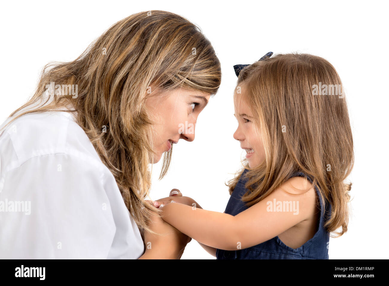 Avec mère fille isolée en blanc Banque D'Images