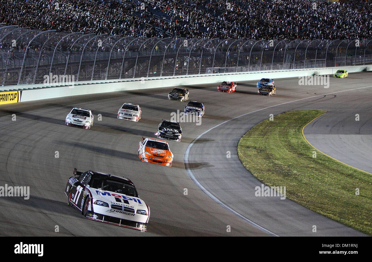 Pilote de Sprint Cup Sam Hornish Jr. # 77 mène un pack dans le tour au cours de la NASCAR Sprint Cup Series Championship Ford 400 à l'Homestead-Miami Speedway à Homestead, FL. (Crédit Image : © Chris Grosser/ZUMApress.com) Southcreek/mondial Banque D'Images