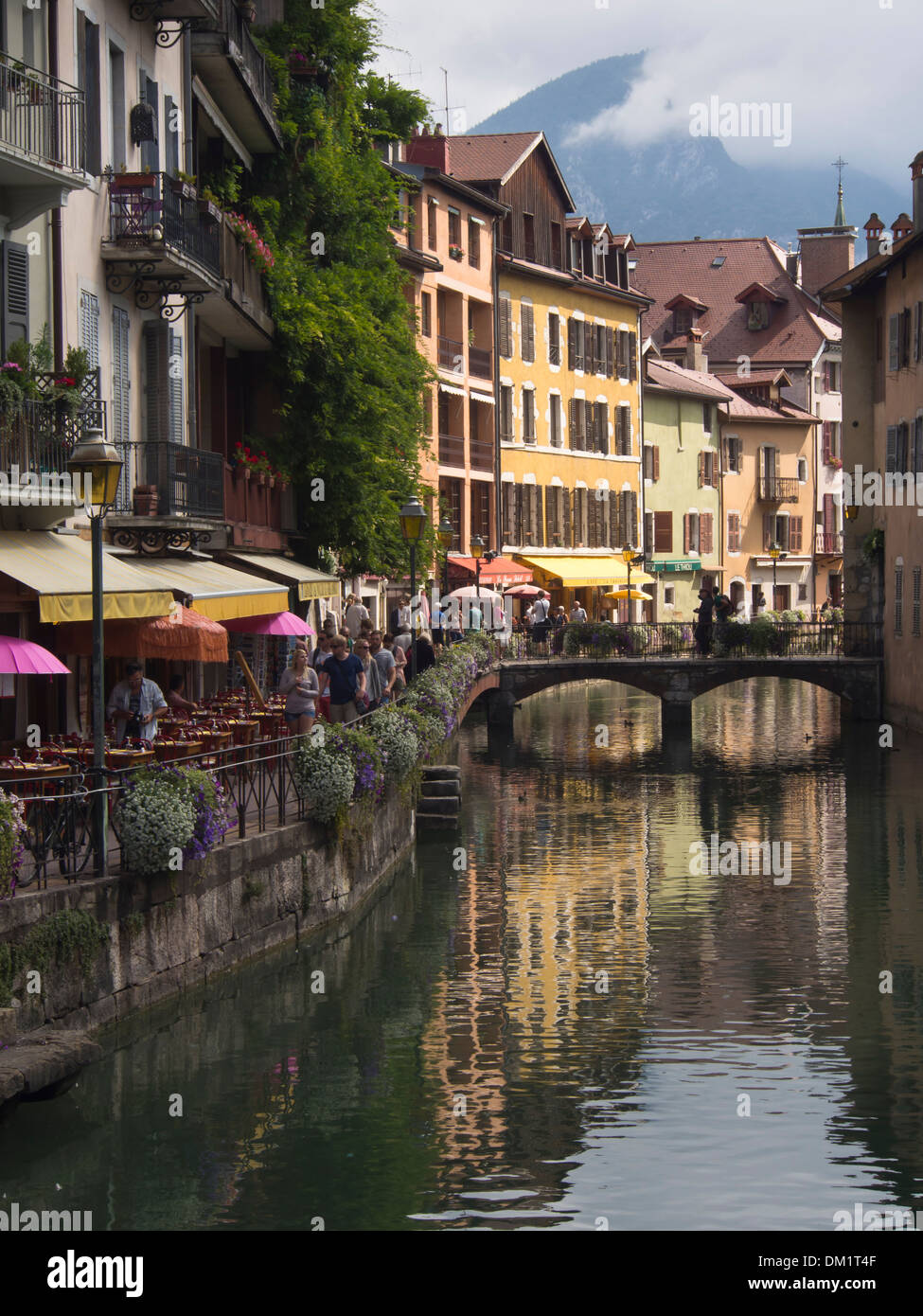 La vieille ville d'Annecy en France, un mélange de vieilles maisons pittoresques, les canaux, les ponts et les fleurs dans l'été Banque D'Images