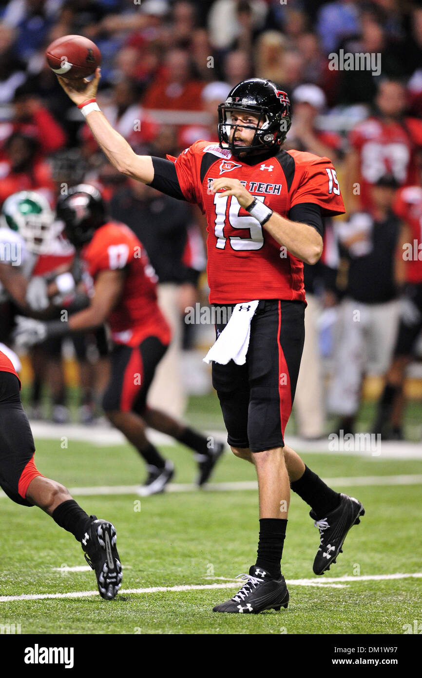 Texas Tech quarterback Taylor Potts # 15 au cours de la NCAA football match entre les Spartans de Michigan State University et l'Université Texas Tech Red Raiders à l'Alamodome de San Antonio, TX. L'État du Michigan Tech conduit par un score de 20-14 à la mi-temps. (Crédit Image : © Patrick Green/ZUMApress.com) Southcreek/mondial Banque D'Images