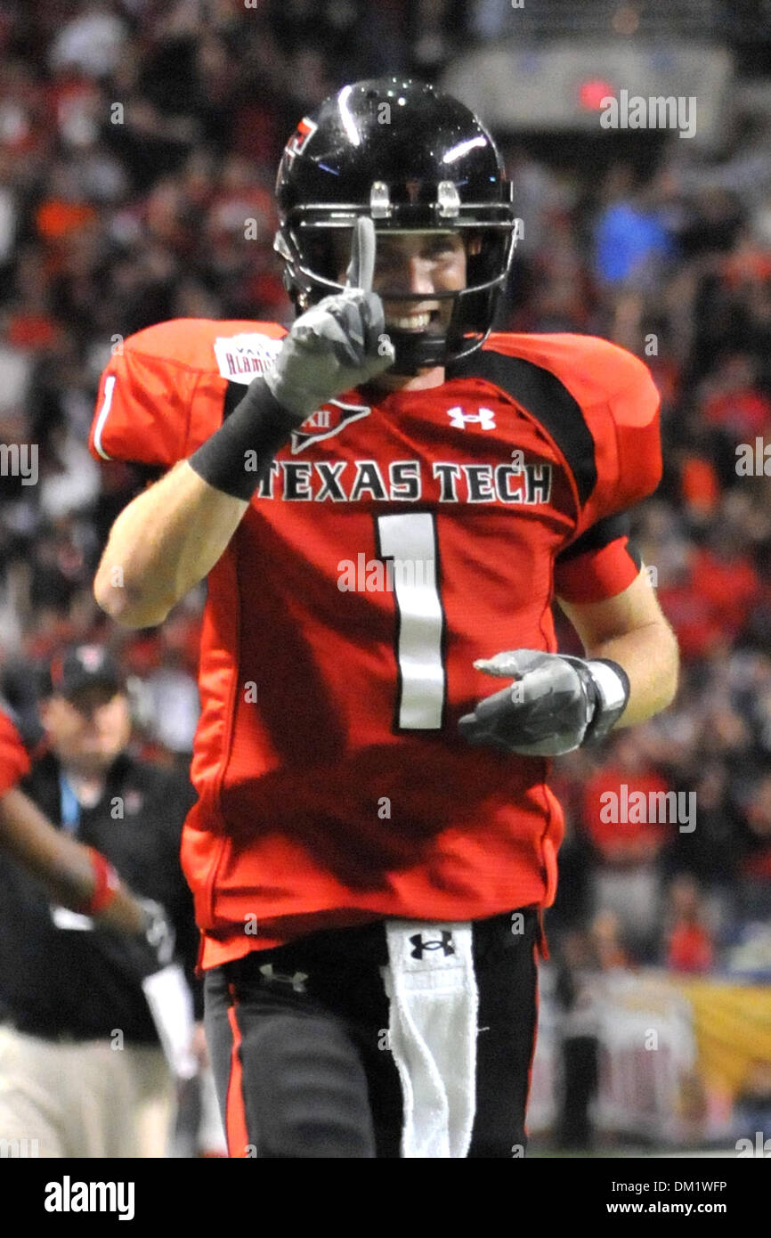 Texas Tech quarterback Steven Sheffield # 1 au cours de la NCAA football match entre les Spartans de Michigan State University et l'Université Texas Tech Red Raiders à l'Alamodome de San Antonio, TX. L'État du Michigan Tech beat par un score de 41-31. (Crédit Image : © Patrick Green/ZUMApress.com) Southcreek/mondial Banque D'Images