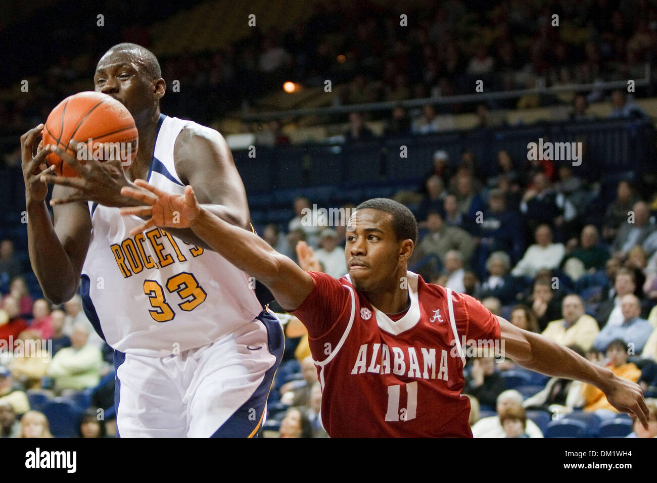 Toledo Mouhamed Lo (33) et de l'Alabama's Chris Dixon (11) pour