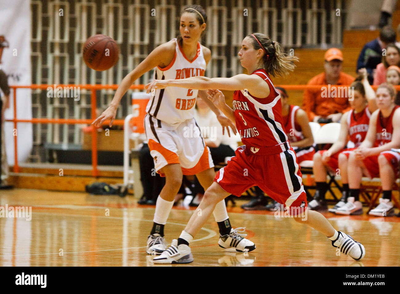 Northern Illinois guard Kylie York (3) incendies une passe à un coéquipier comme Lauren Prochaska (2) de Bowling Green défend pendant la deuxième demi-action de jeu. Bowling Green a défait le nord de l'Illinois à 85-67 Anderson Arena à Bowling Green, Ohio. (Crédit Image : © Scott Grau/ZUMApress.com) Southcreek/mondial Banque D'Images