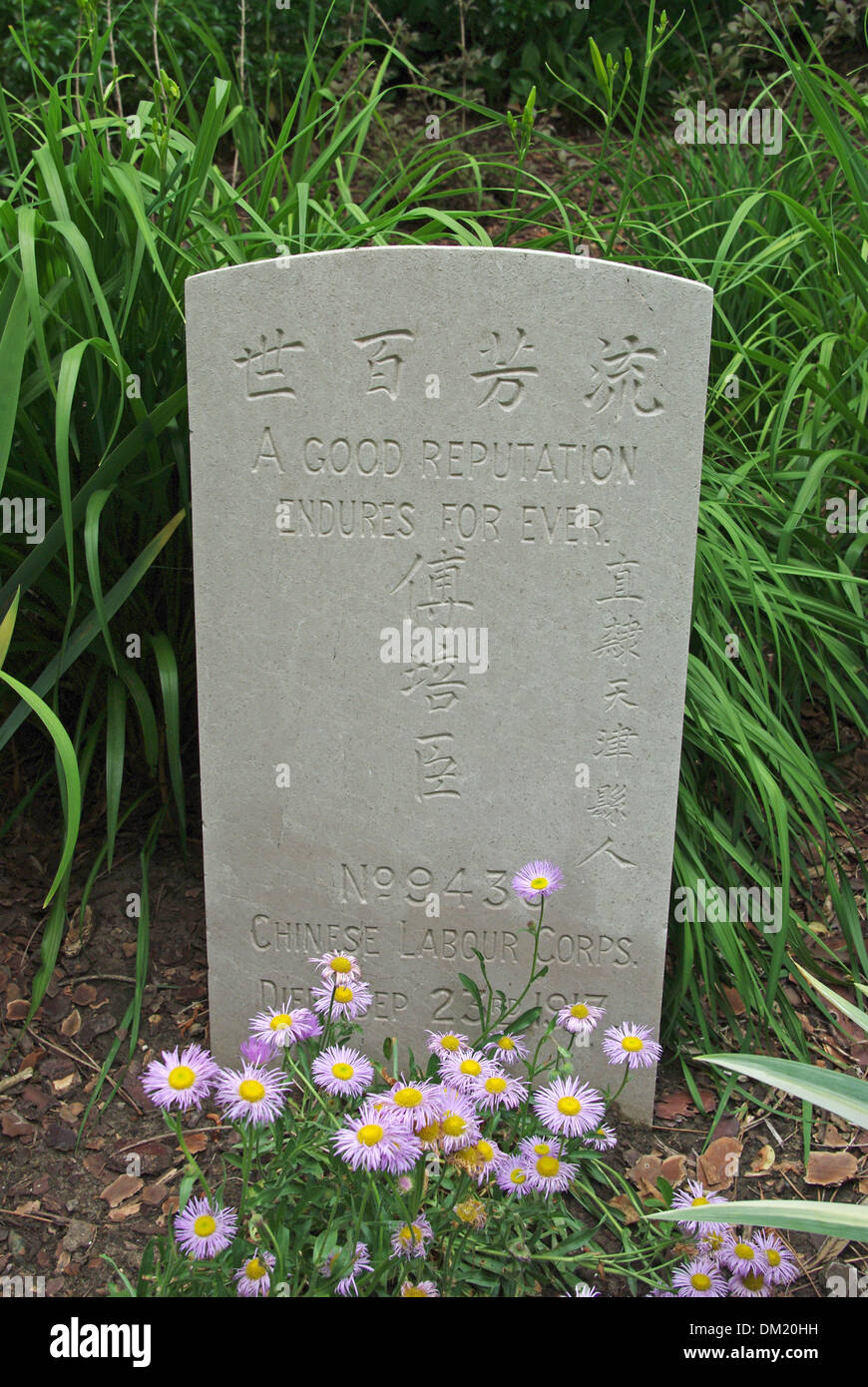 WW1 pierre tombale pour un membre de la population chinoise, Corps d'Etaples cimetière militaire, France Banque D'Images