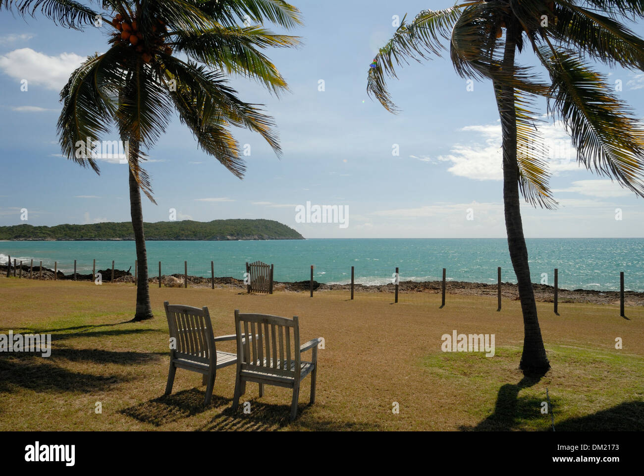 Chaises et de palmiers le long de la côte au Treasure Beach, Jamaïque Banque D'Images