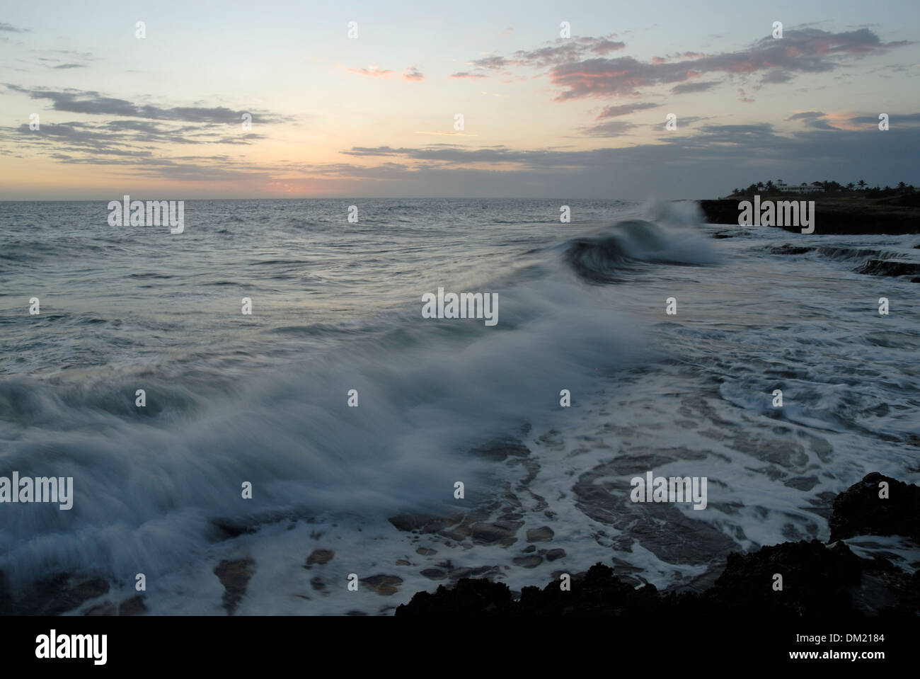 Vagues déferlantes à Treasure Beach Coast au coucher du soleil, la Jamaïque Banque D'Images