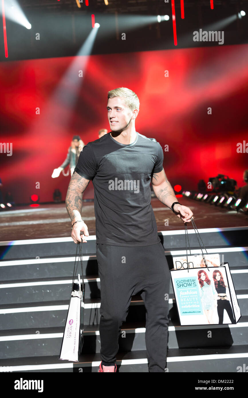 Birmingham, UK. 10 décembre 2013. Danny Osborne est un début d'ITVs le seul moyen est l'Essex (TOWIE) ici au Live Show Vêtements pour promouvoir son nouveau calendrier lancement Crédit : Paul Hastie/Alamy Live News Banque D'Images