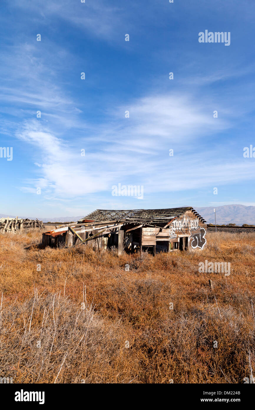 Une cabane abandonnée lentement s'enfonce dans le marais à la ville fantôme de pont-levis, dans le sud de la baie de San Francisco. Banque D'Images