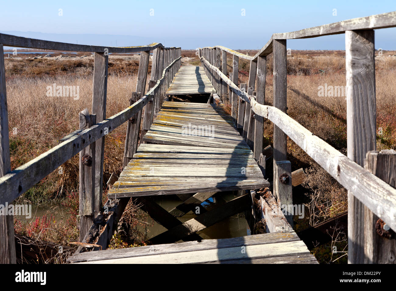 Une passerelle traverse le marais à la ville fantôme de pont-levis, dans le sud de la baie de San Francisco. Banque D'Images