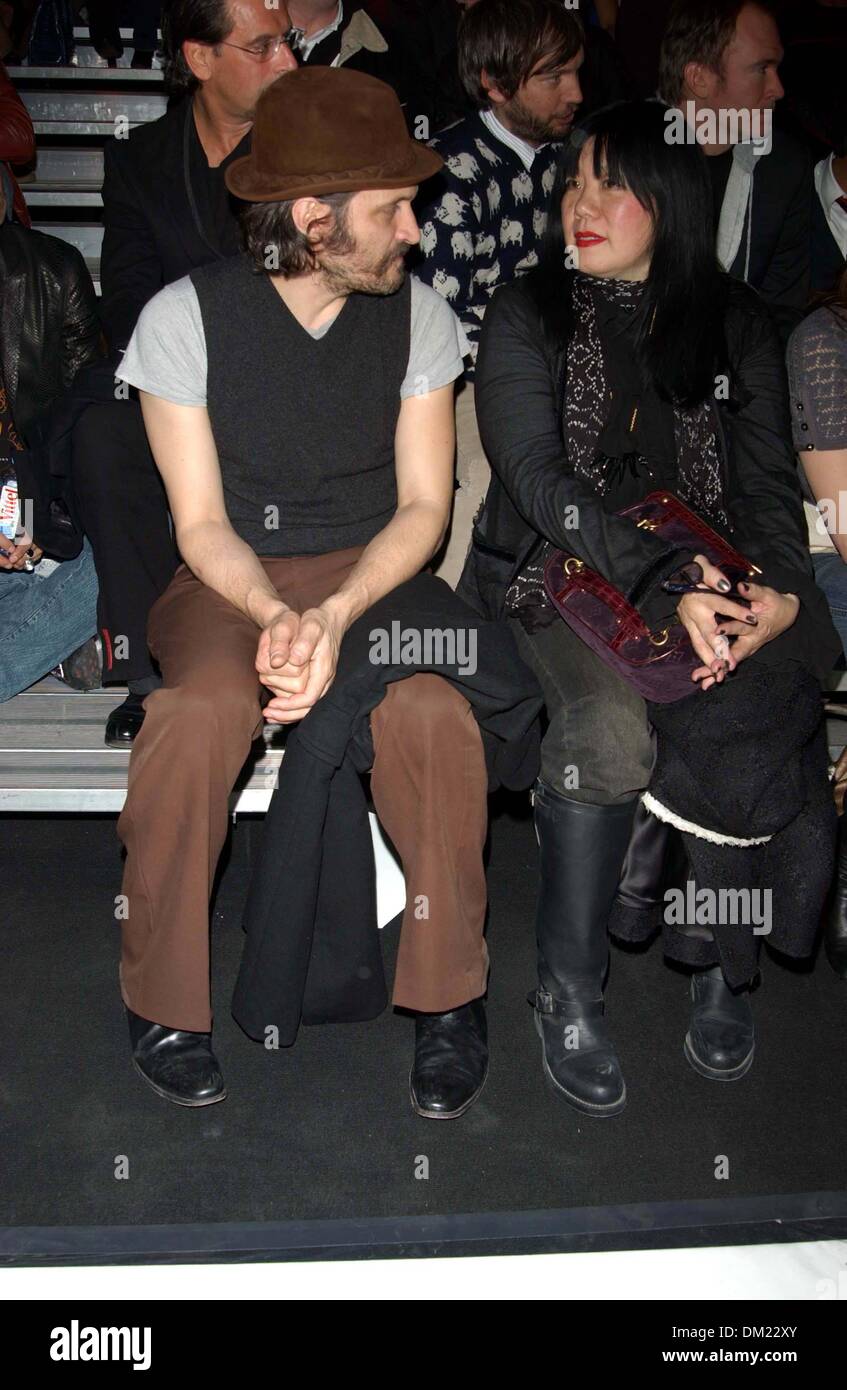 30 juin 2001 - K41510AR.OLYMPUS FASHION WEEK AUTOMNE 2005 MARC JACOBS COLLECTION (CELEBS) BRYANT PARK, NEW YORK CITY. 02-07-2005. ANDREA VINCENT GALLO- RENAULT ANNA SUI(Image Crédit : © Globe Photos/ZUMAPRESS.com) Banque D'Images