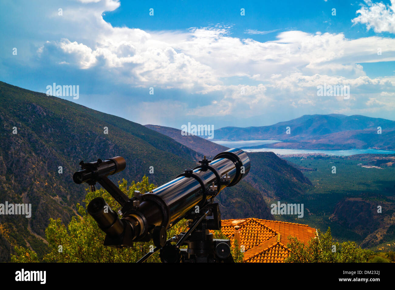 Télescope sur trépied situé à Delphes, Grèce Banque D'Images