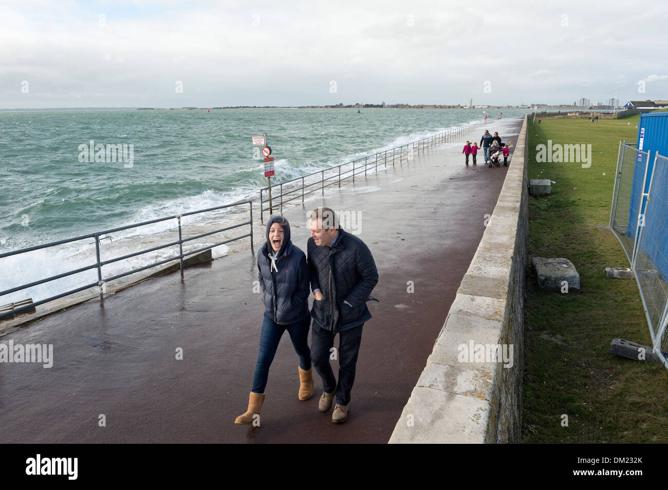 Balade sur le front de mer à côté de la mer déchaînée, Southsea, Hampshire, Royaume-Uni Banque D'Images