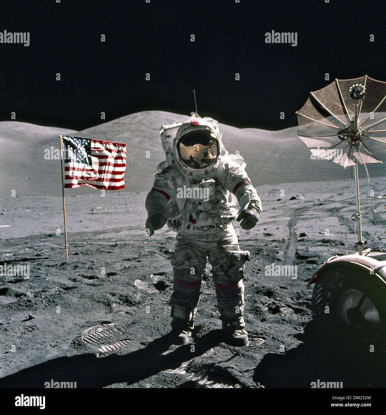 L'astronaute d'Apollo 17 de la NASA et du commandant de la Mission Eugene Cernan se distingue par le drapeau américain et le rover lunaire au cours de la seconde EVA sur la surface lunaire le 12 décembre 1972. Apollo 17 était à la dernière expédition à la lune pour le programme spatial. Banque D'Images