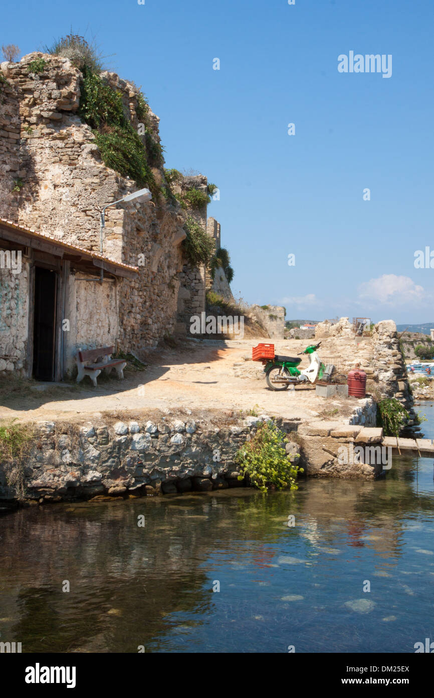 Un scooter de pêcheurs à la fin du château de Modon, Grèce Banque D'Images