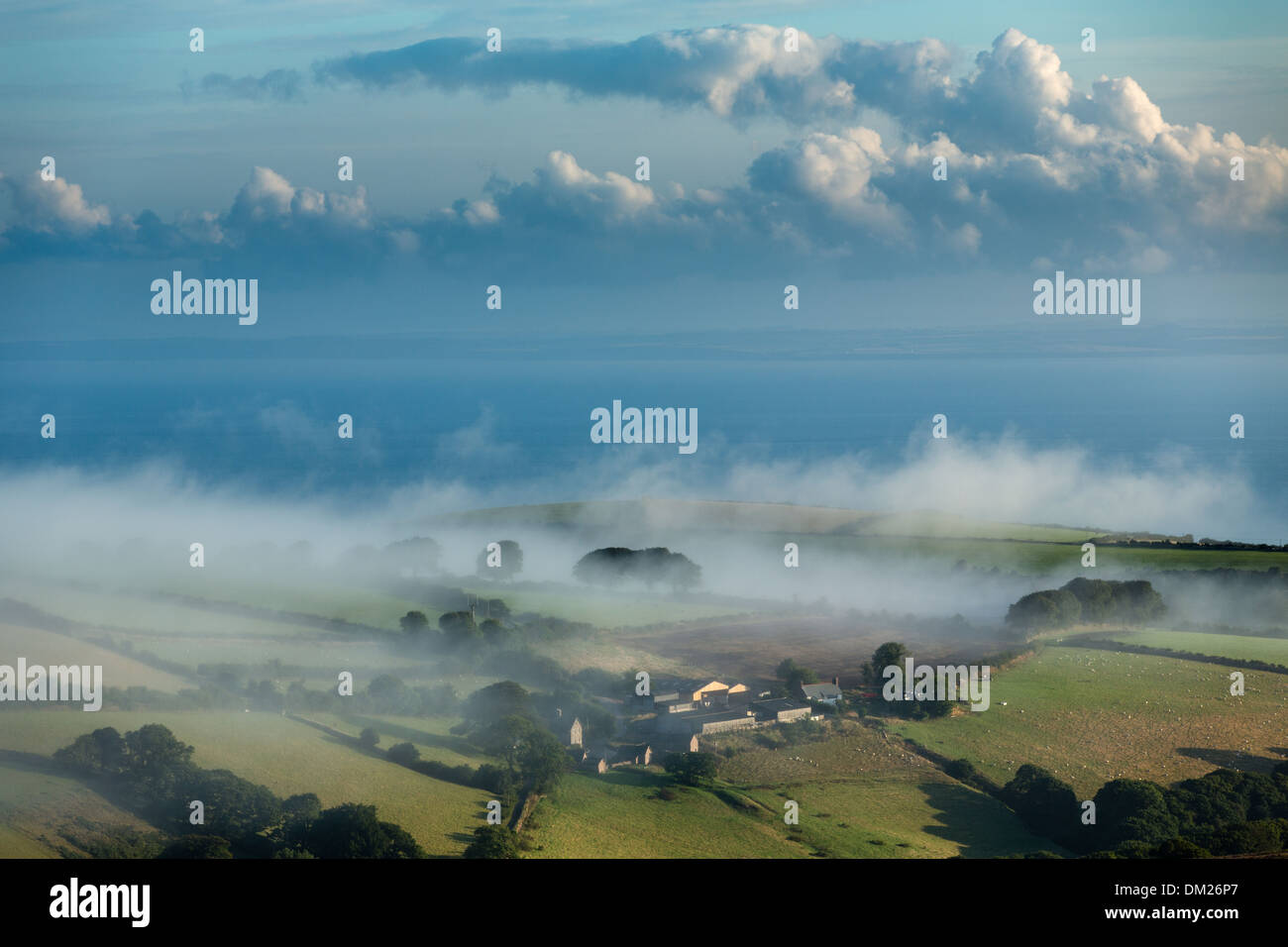 Dawn mist sur Porlock Hill, avec le canal de Bristol et au-delà du Pays de Galles, Exmoor, Somerset, England, UK Banque D'Images