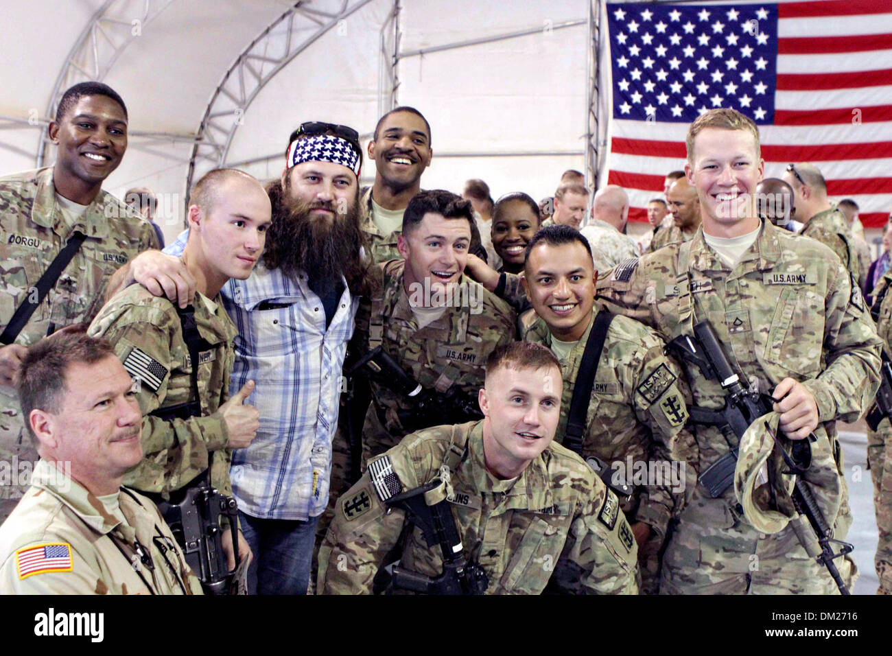 Dynastie des canards de la télé-réalité star Willie Robertson pose pour des photos avec des marines américains au 10 décembre 2013 au Camp Sapadalure, Afghanistan. La visite de Robertson fait partie de l'assemblée annuelle de l'USO tour pour aider à stimuler le moral des militaires déployés outre-mer. Banque D'Images