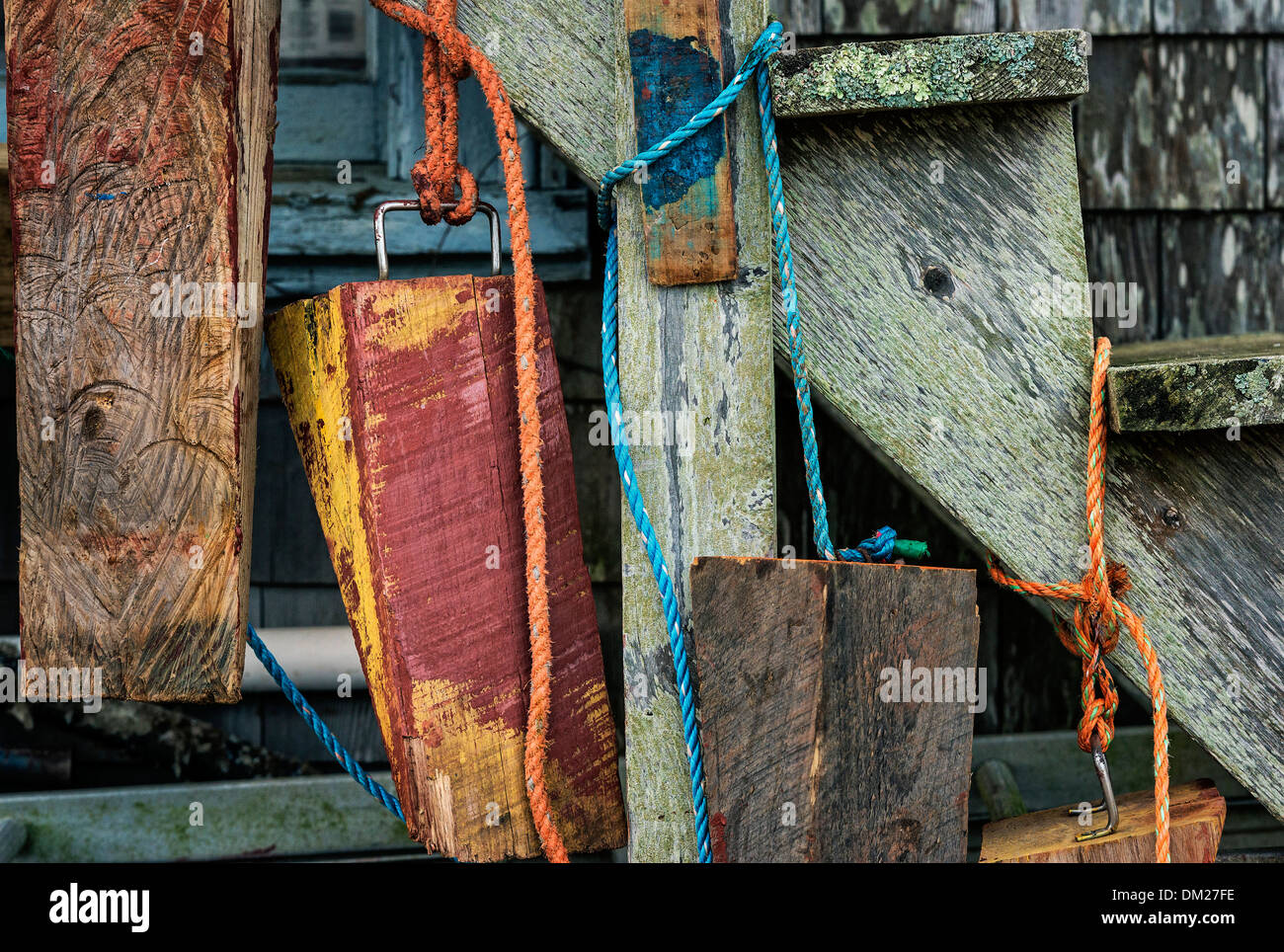 Les filtres colorés accroché à un bateau port Menemsha, bidonvilles, Chilmark, Martha's Vineyard, Massachusetts, USA Banque D'Images