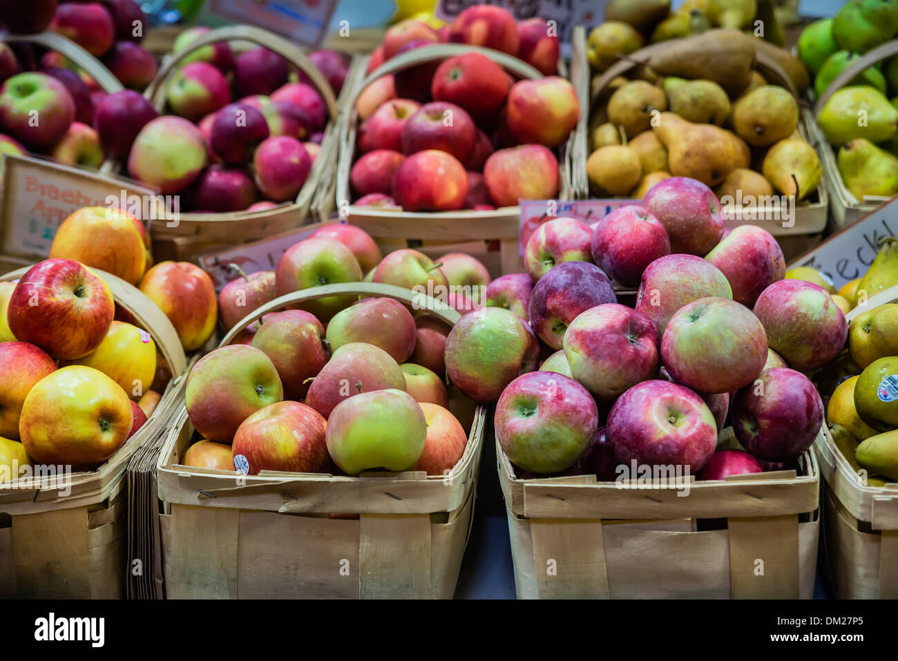 Variétés de pommes biologiques frais à un marché de producteurs. Banque D'Images