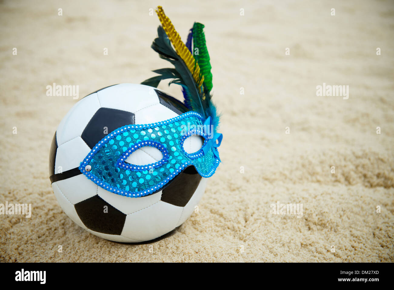 Le meilleur de la culture brésilienne se rassemble dans un ballon de soccer de football portant masque de carnaval sur la plage Banque D'Images