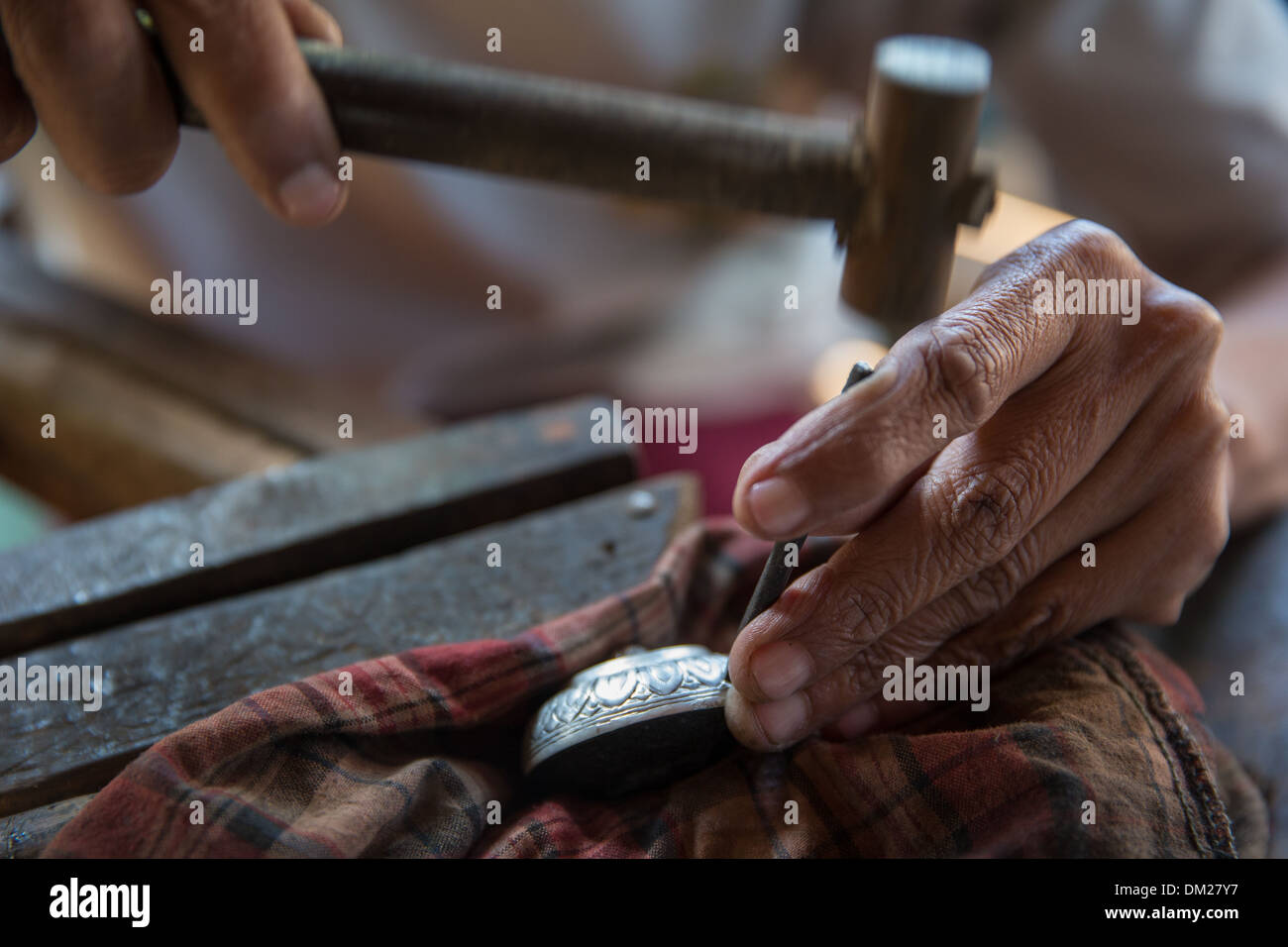 Un travailleur de métal de l'argent, au Lac Inle, Myanmar (Birmanie) Banque D'Images