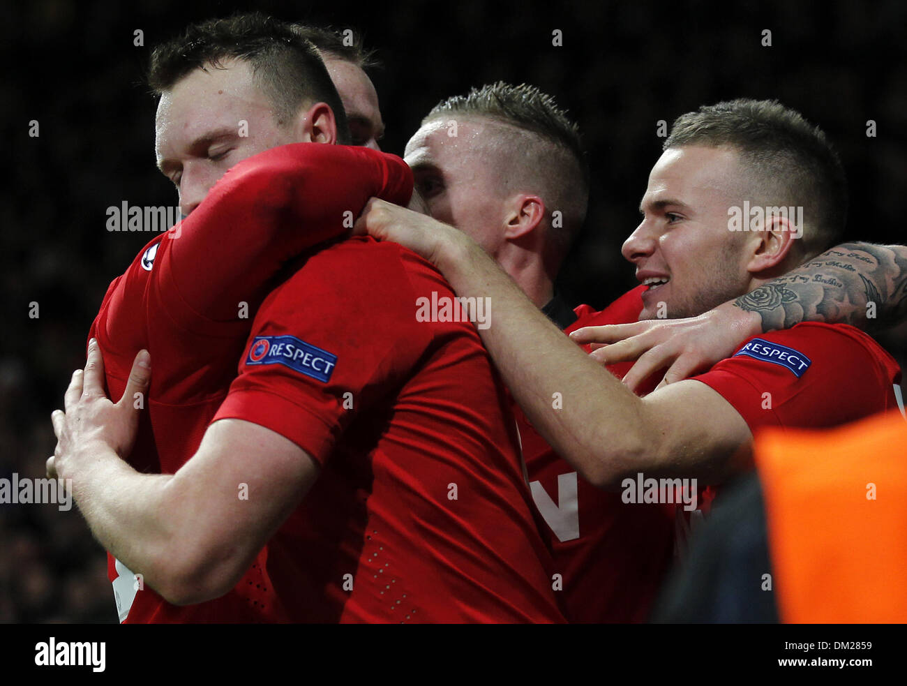 Manchester, UK. Dec 10, 2013. Phil Jones (2L) de Manchester United fête marquant avec ses coéquipiers de Wayne Rooney (1ère L) et Tom Cleverley (1e R) au cours de l'UEFA Champions League Groupe A match entre Manchester United et le Shakhtar Donetsk au stade Old Trafford à Manchester, en Grande-Bretagne le 10 décembre 2013. Manchester United a remporté 1-0. Credit : Wang Lili/Xinhua/Alamy Live News Banque D'Images